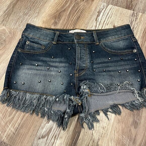 No boundaries juniors 9 rough hem dark wash shorts w/ metal studs - Picture 1 of 5